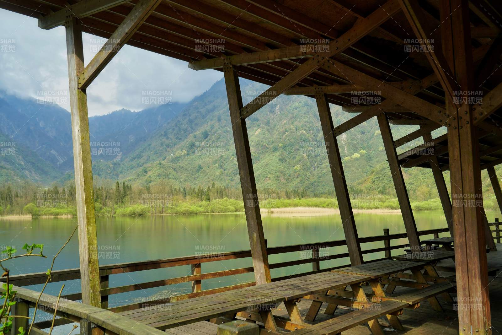 龍池山水亭臺(tái)靜謐景