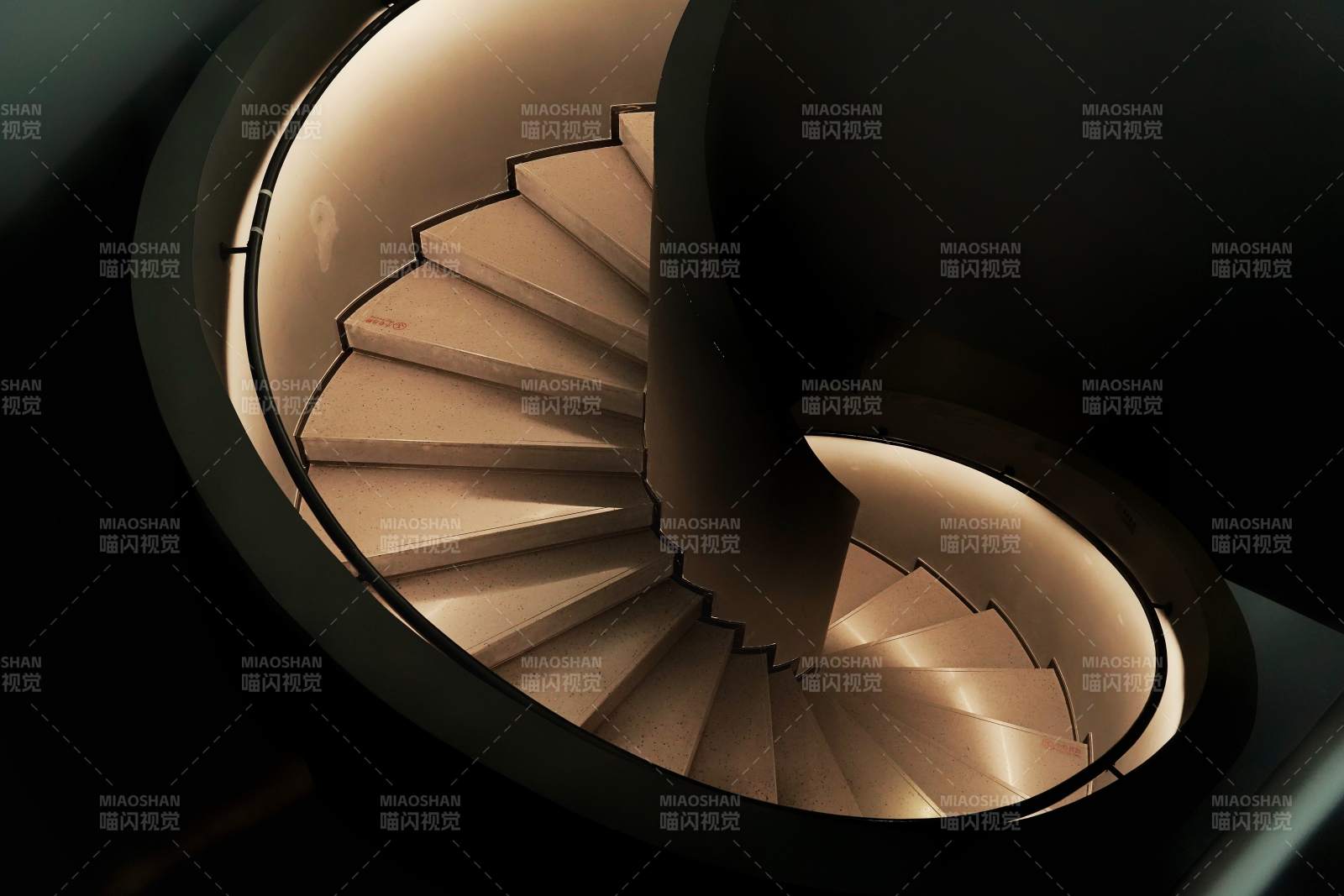 螺旋階梯的光影