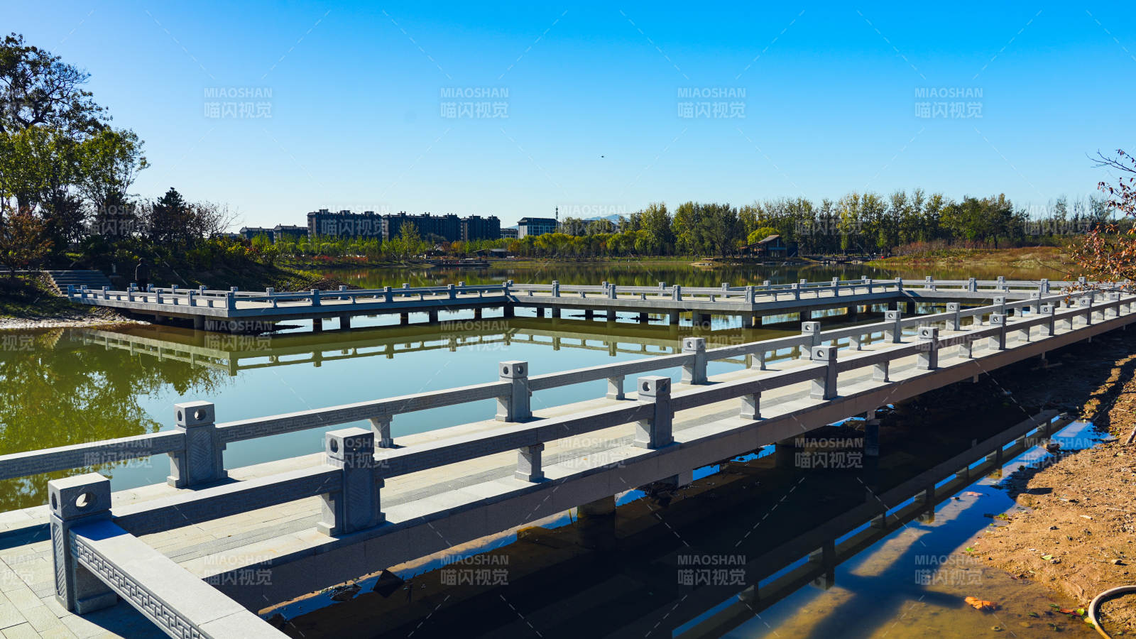 湖畔長(zhǎng)橋映碧水