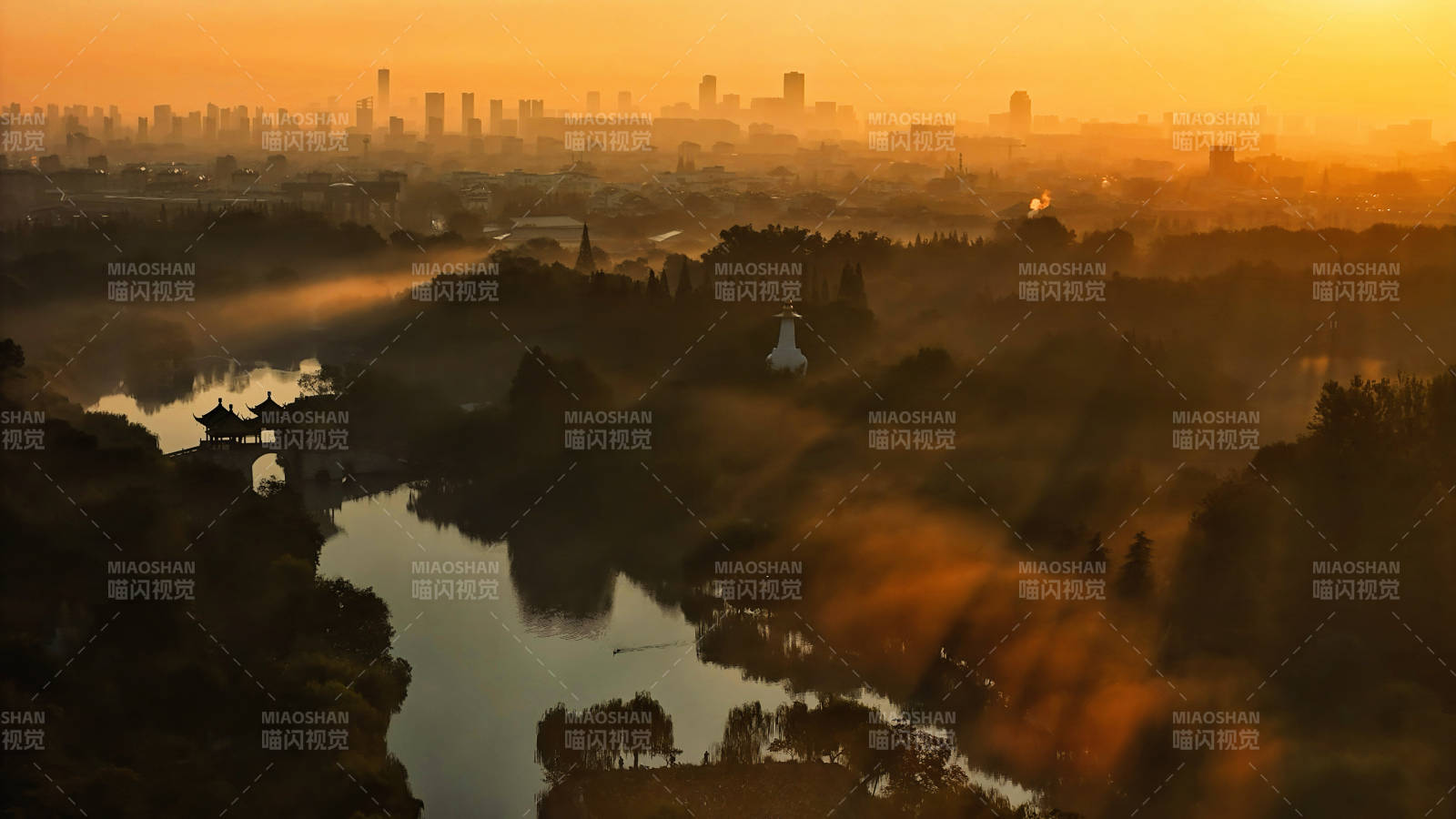江苏扬州瘦西湖 晨雾中的城市剪影