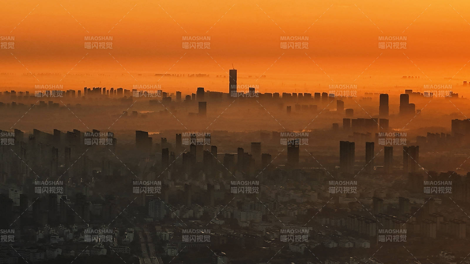 晨雾中的城市剪影