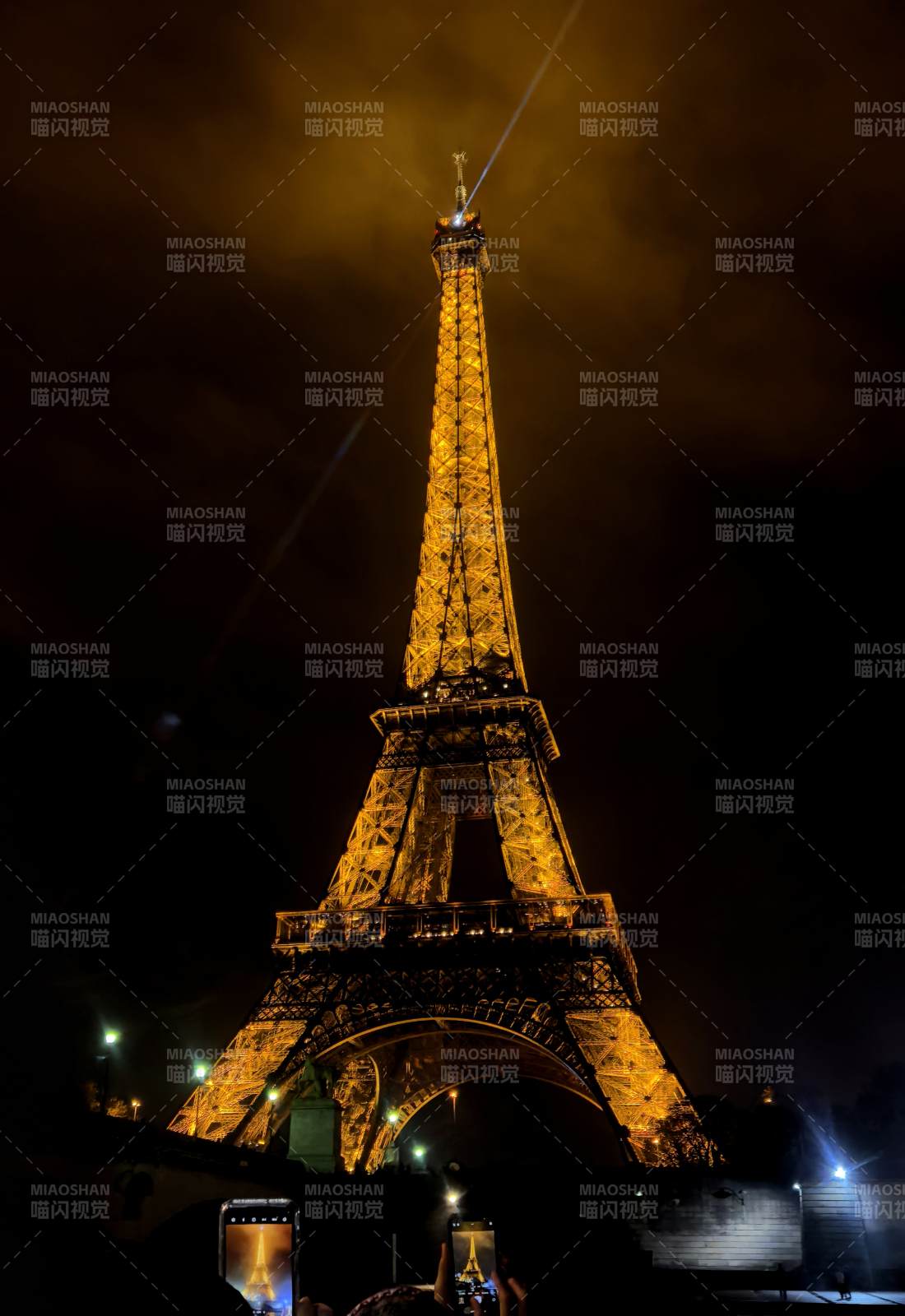 夜幕下的巴黎埃菲爾鐵塔