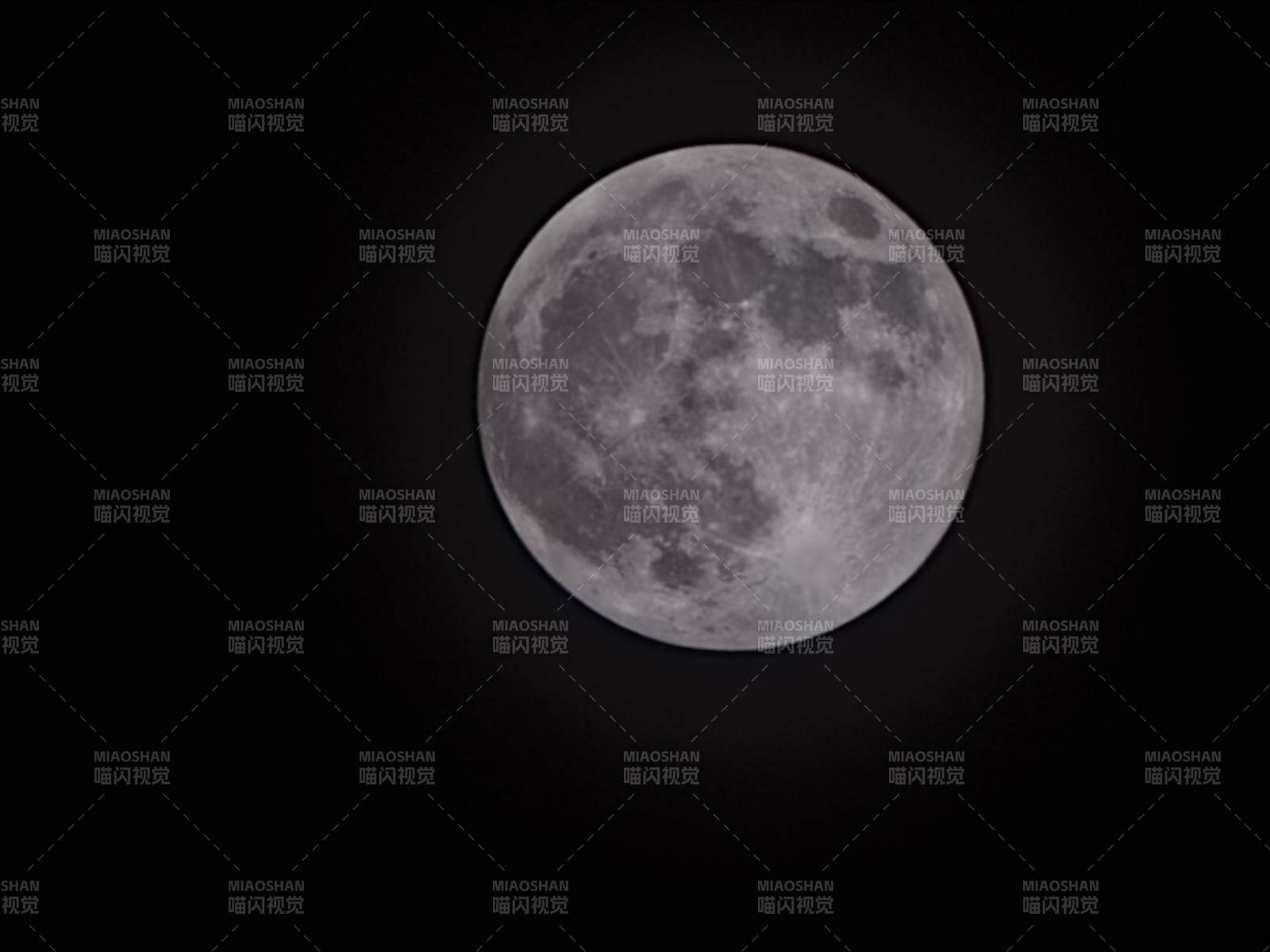 皎洁明月夜空照