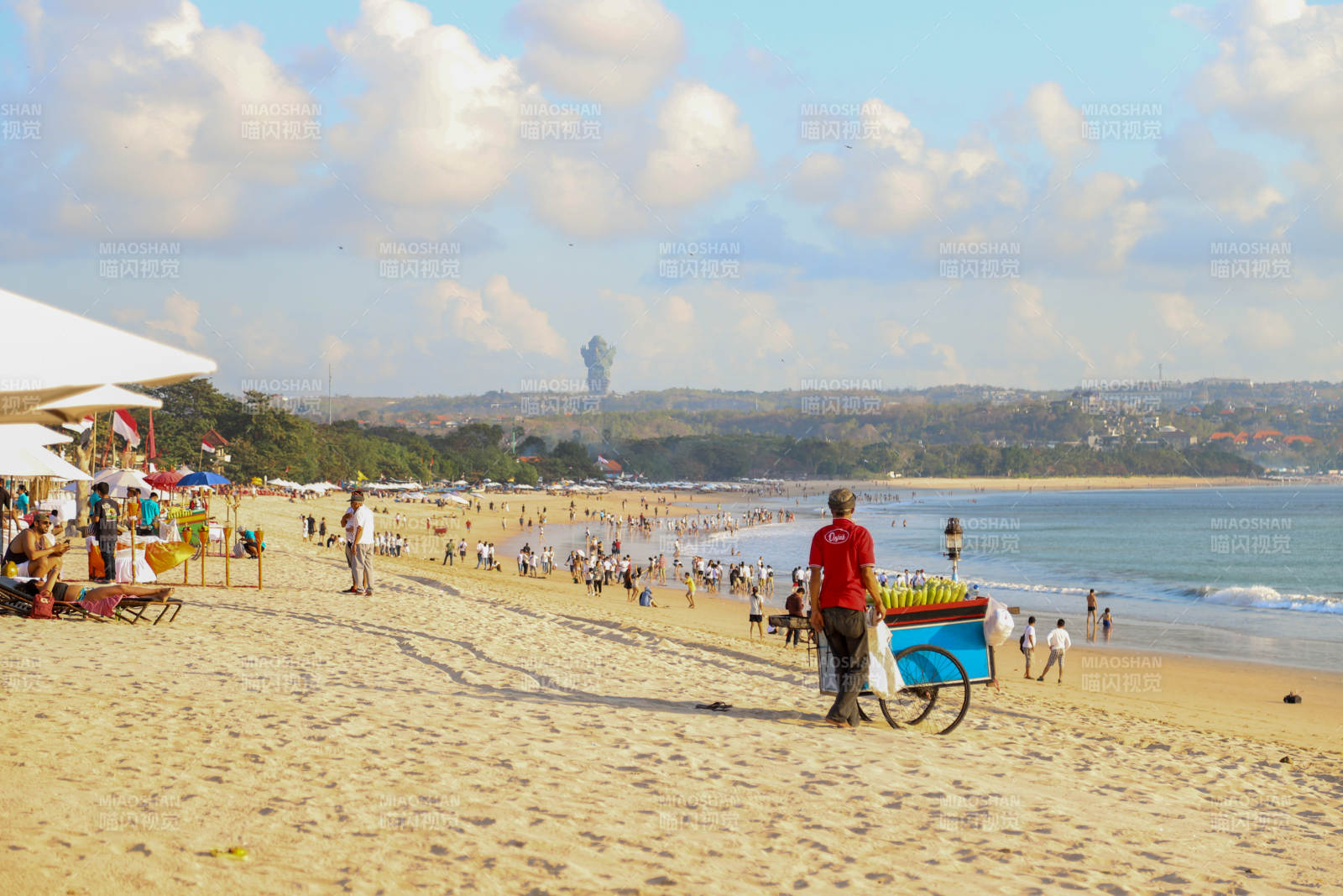 沙滩上的热闹景象 印度尼西亚巴厘岛金巴兰
