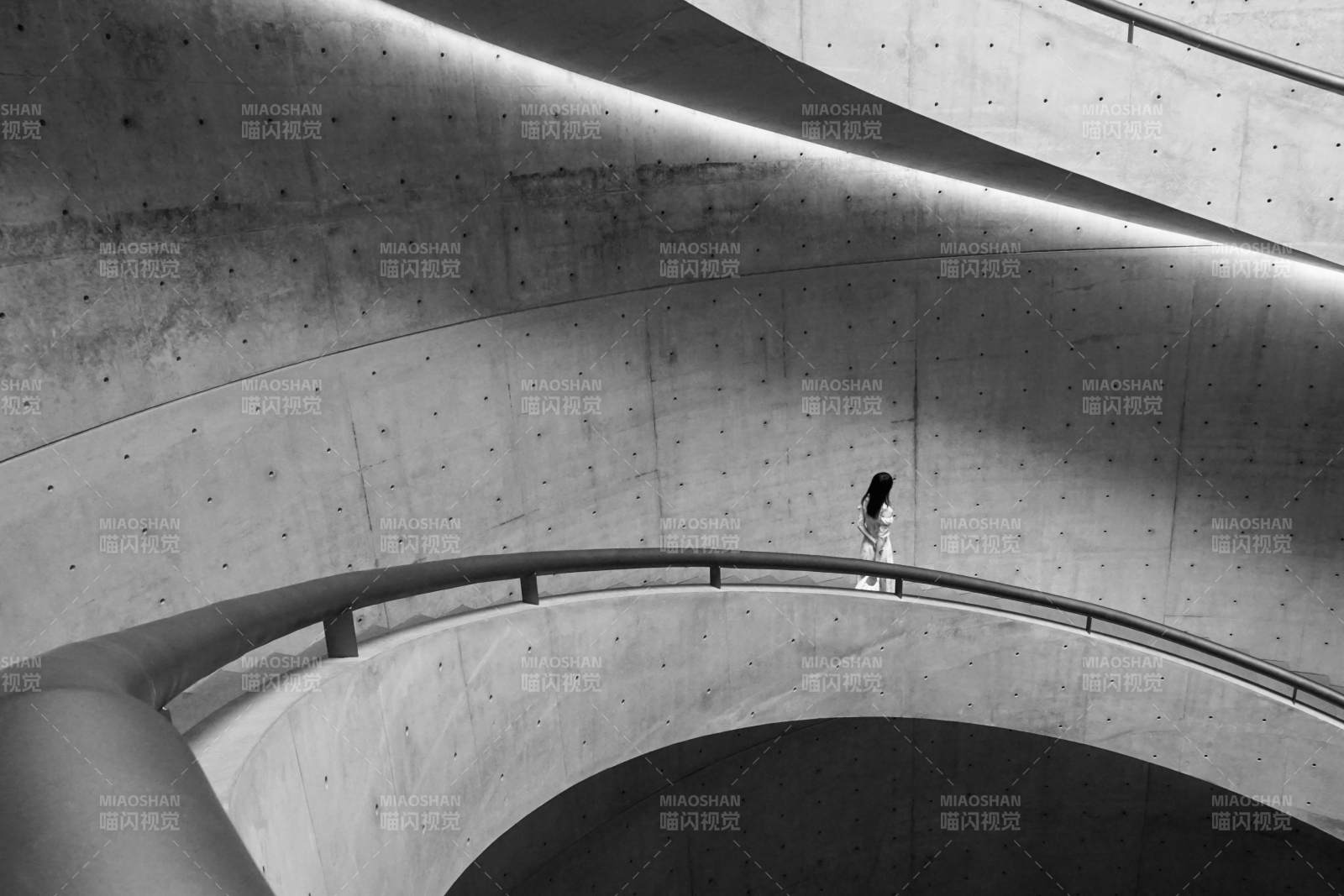 光影中的孤獨行者