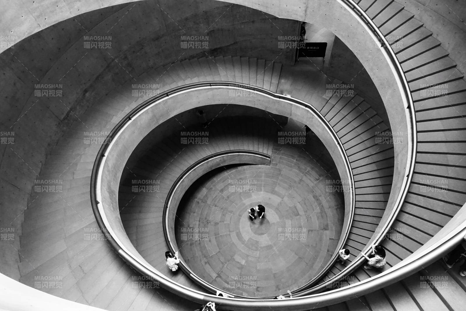 螺旋階梯的深處 黑白