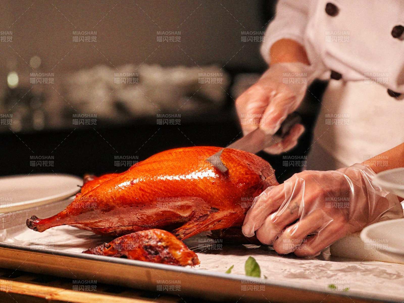 烤鸭切片准备中
