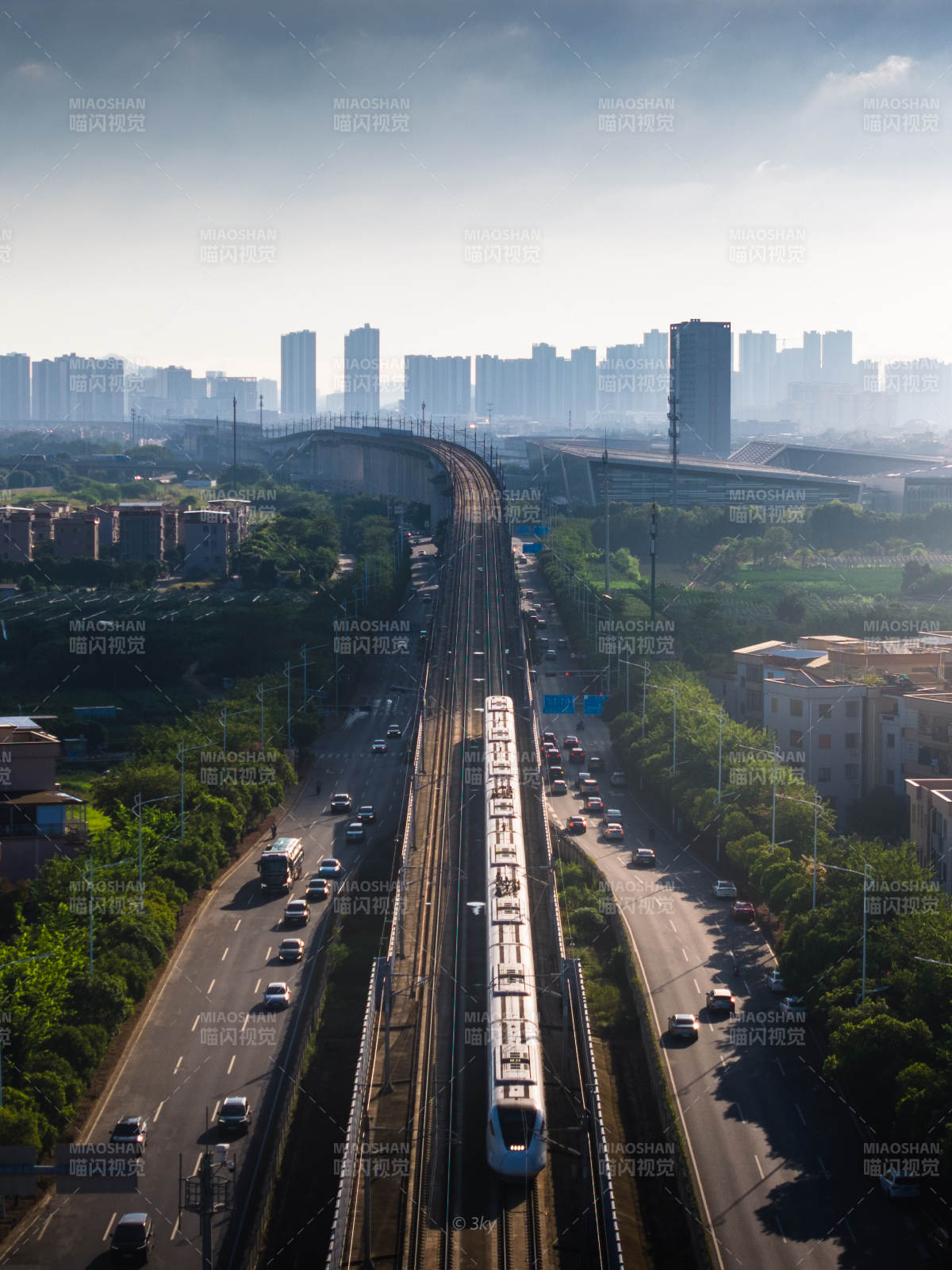 城市轻轨穿行图