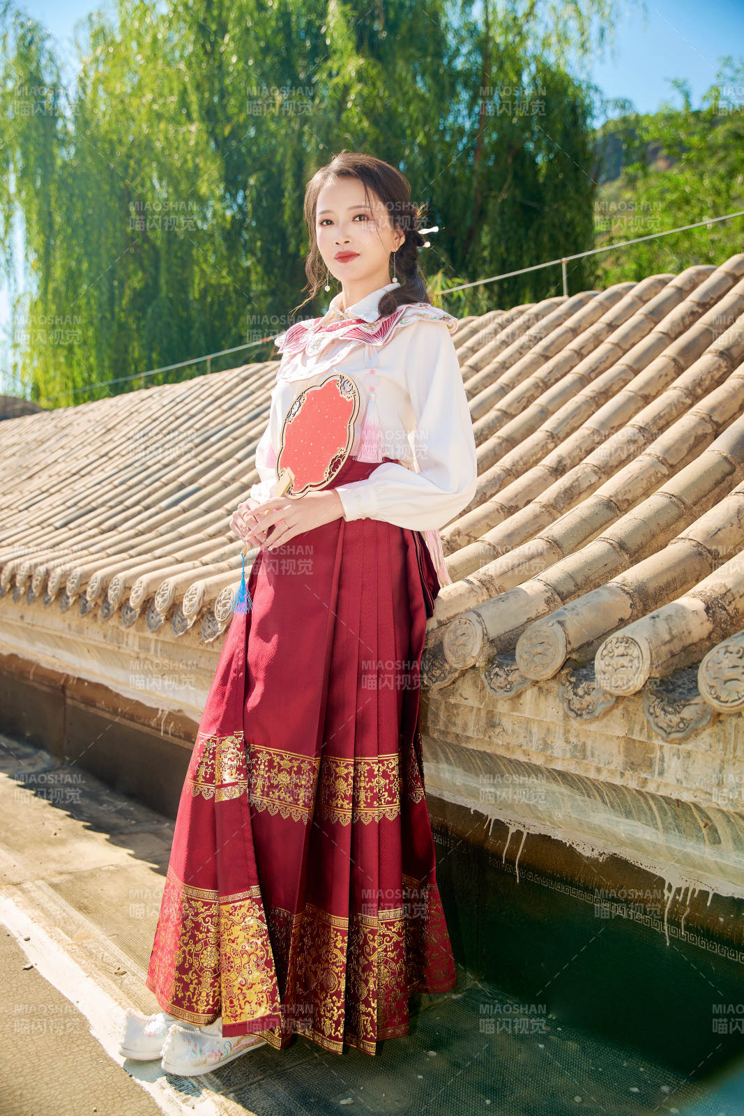 穿著中國漢族服飾馬面裙的東方女性