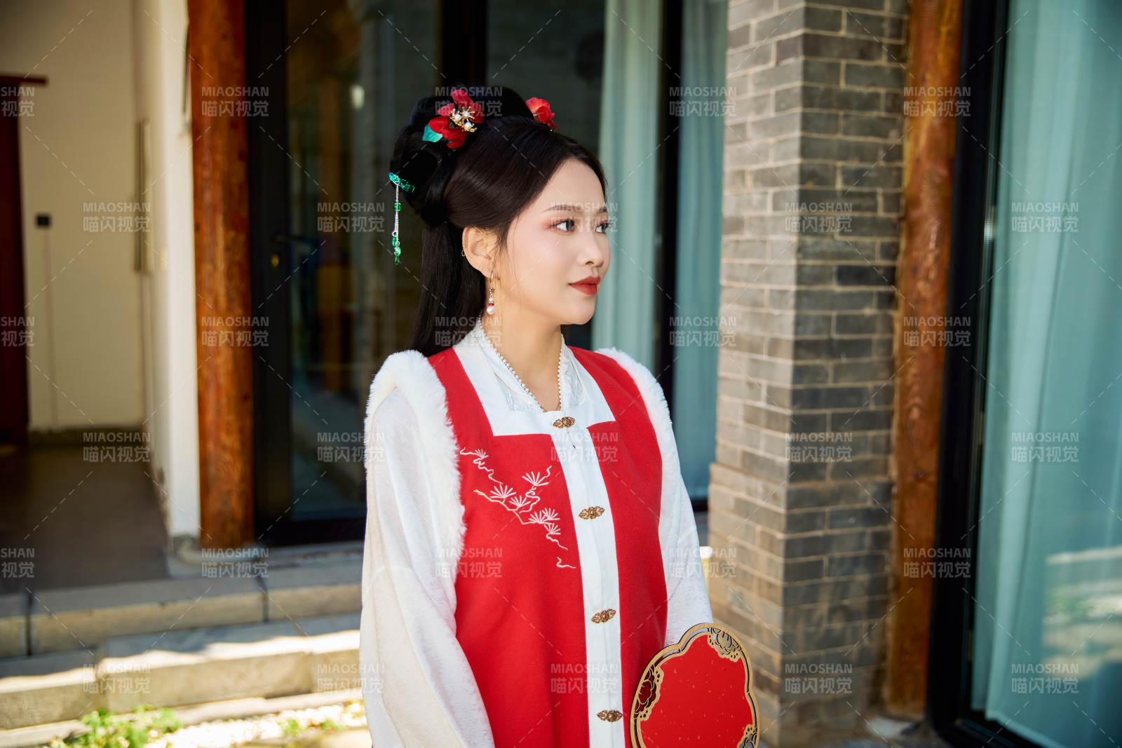 穿著中國漢族服飾馬面裙的東方女性