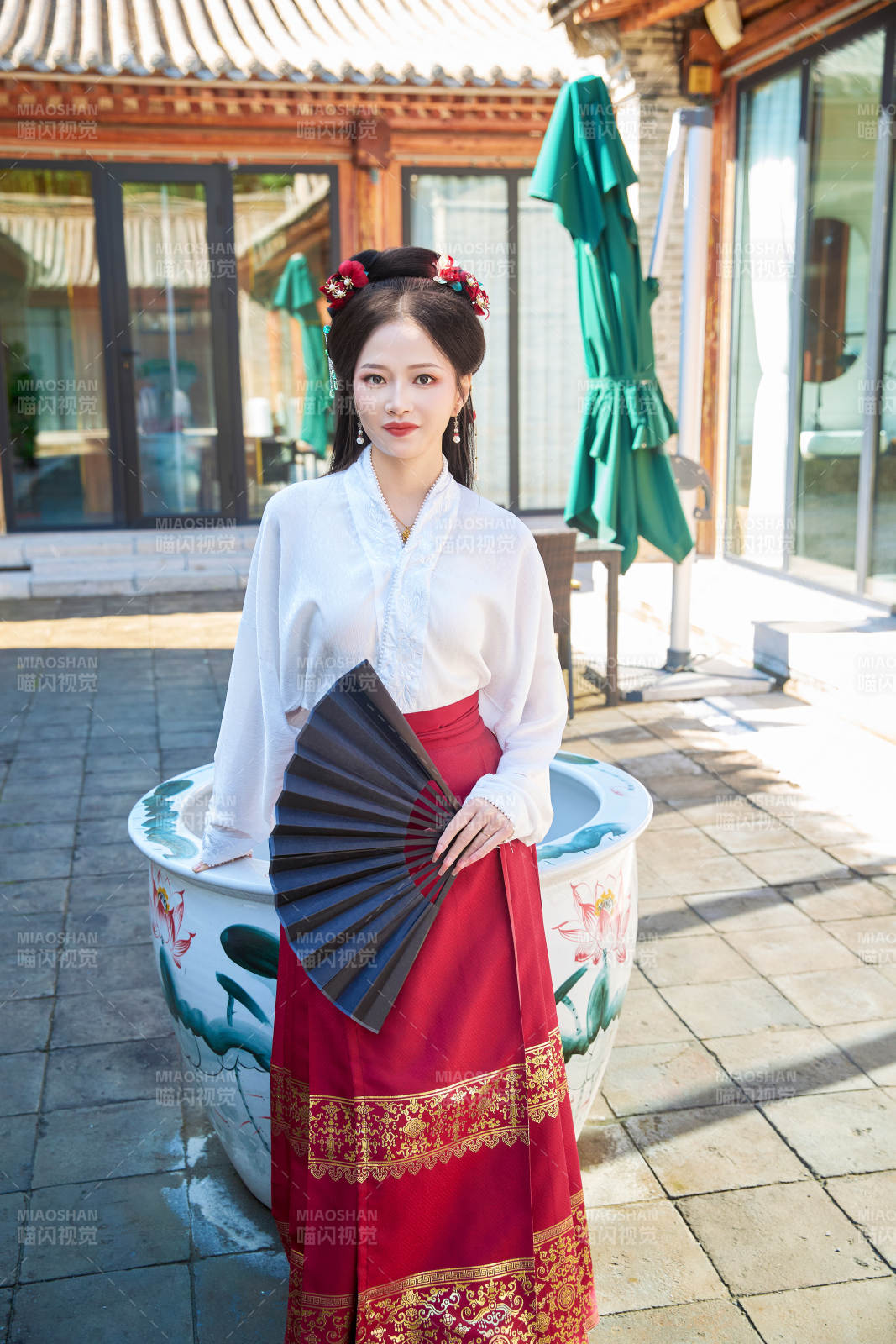 身穿漢服馬面裙手持紙扇的東方美女