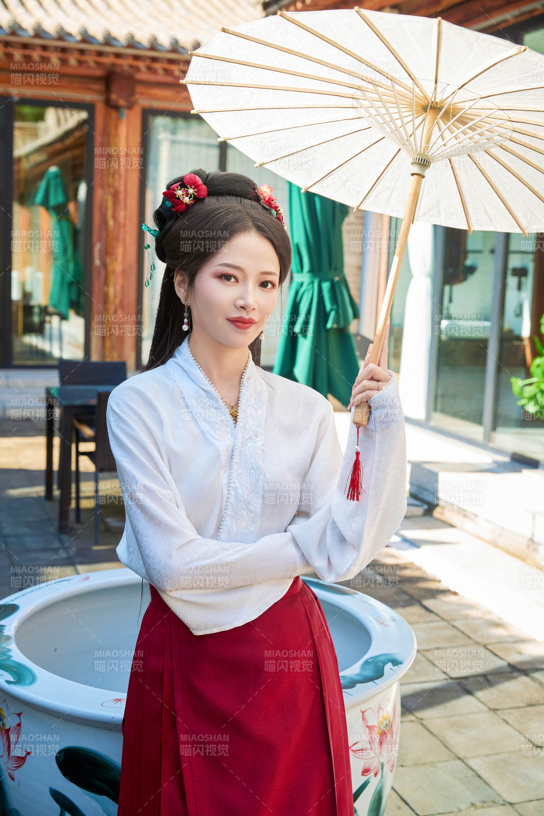 穿著漢服馬面裙手持油紙傘的東方美女