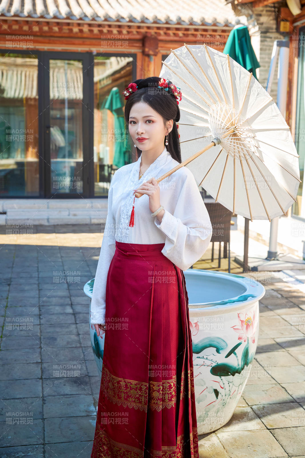 穿著漢服馬面裙手持油紙傘的東方美女