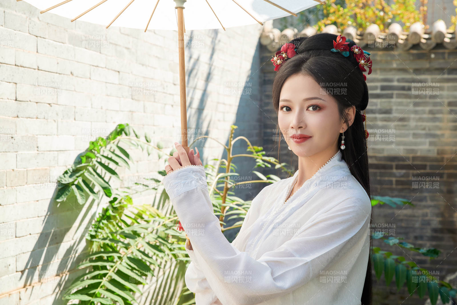 穿著漢服馬面裙手持油紙傘的東方美女