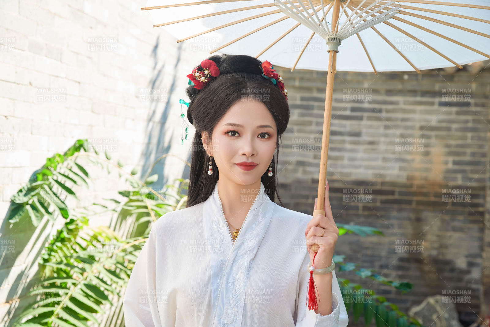 穿著漢服馬面裙手持油紙傘的東方美女