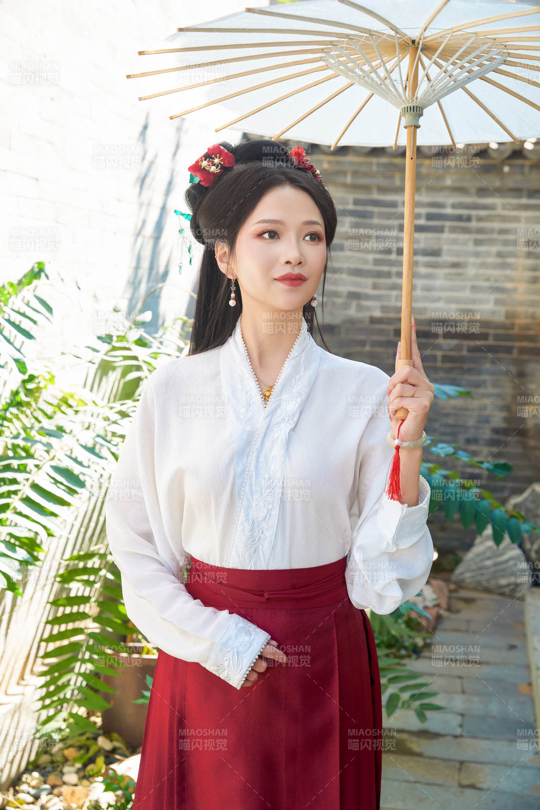 穿著漢服馬面裙手持油紙傘的東方美女