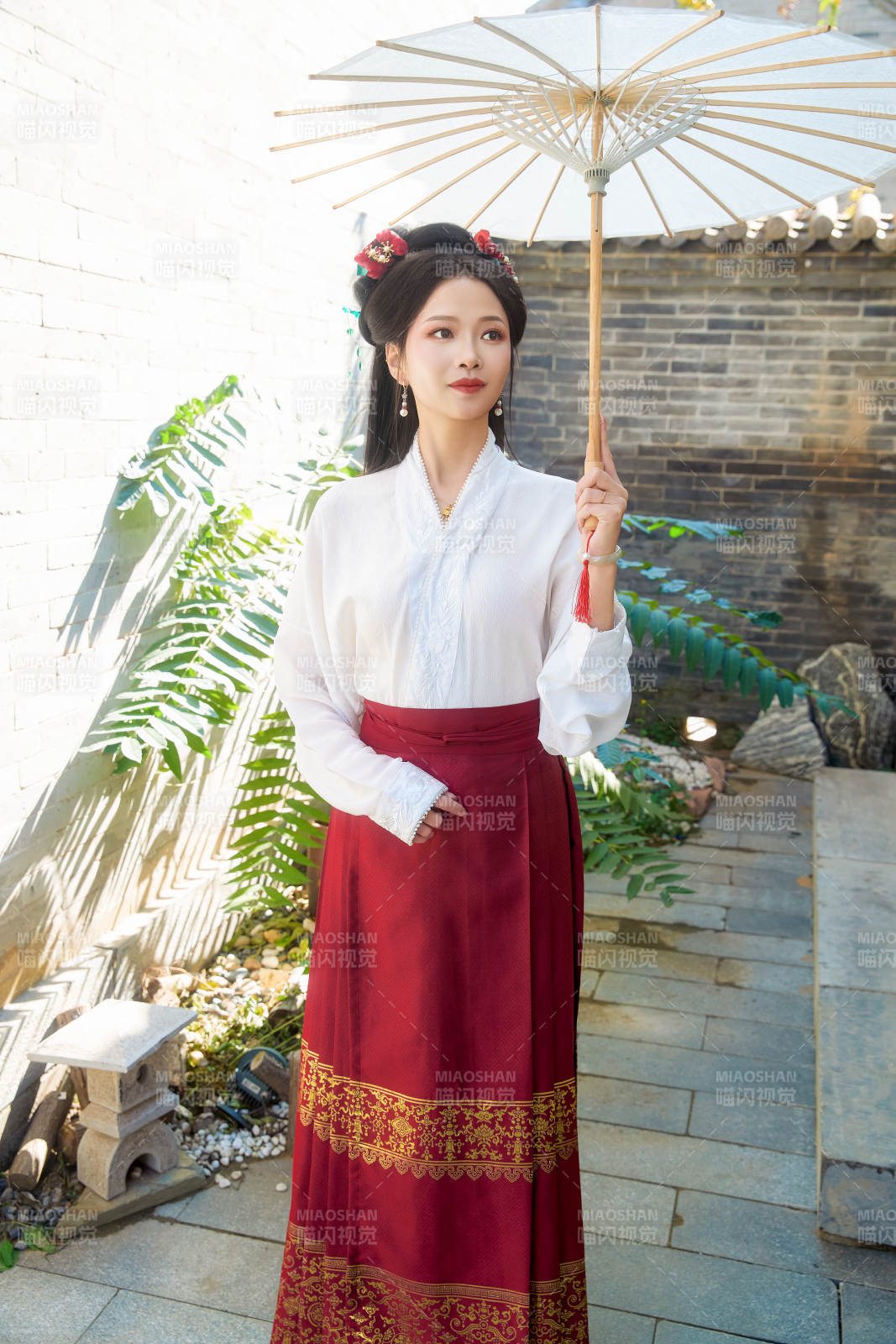 穿著漢服馬面裙手持油紙傘的東方美女