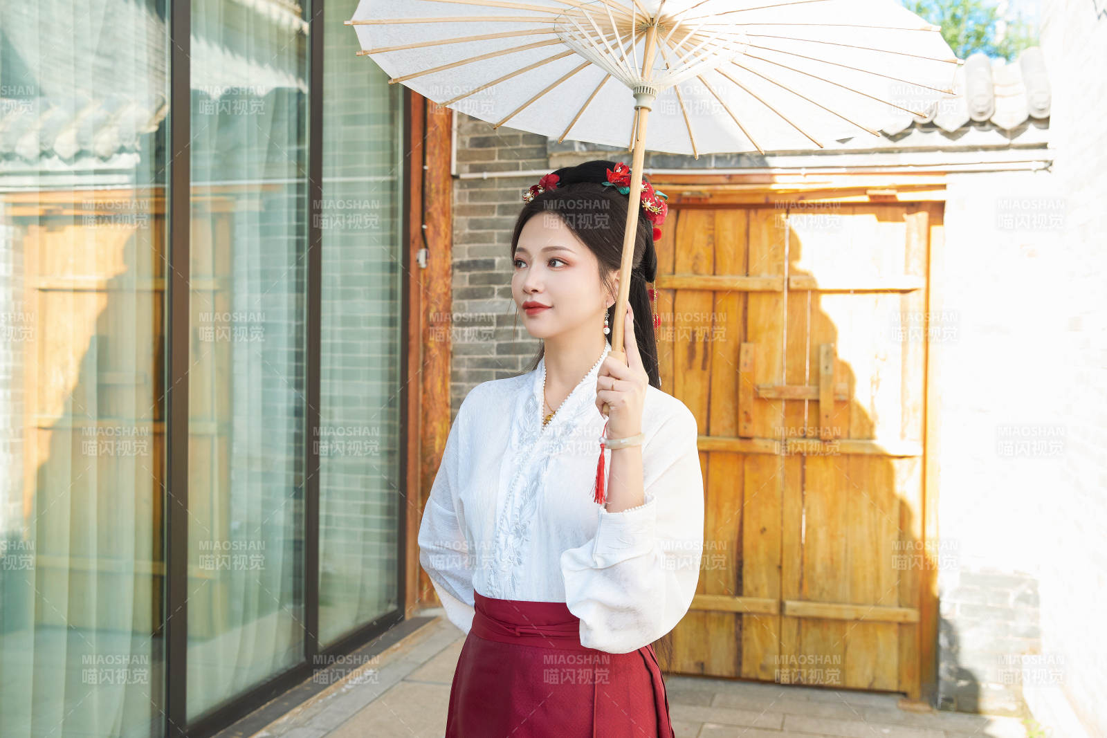 穿著漢服馬面裙手持油紙傘的東方美女