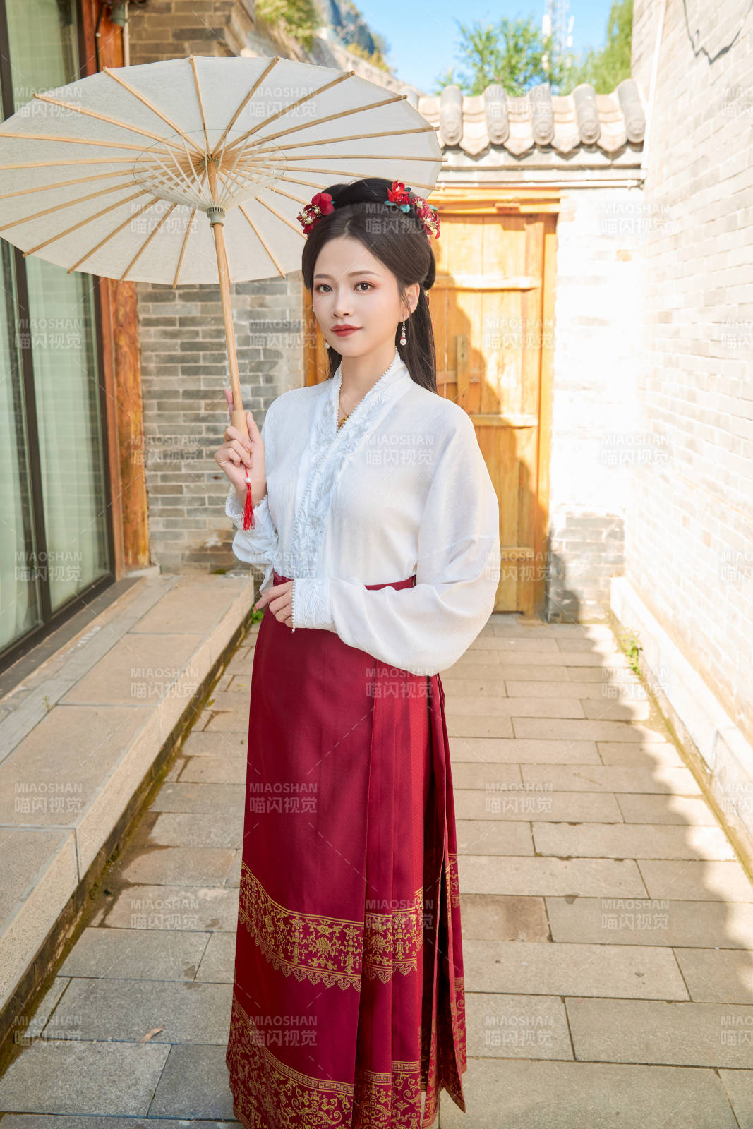 穿著漢服馬面裙手持油紙傘的東方美女