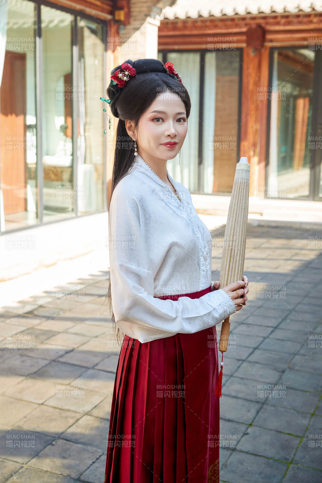 穿著漢服馬面裙手持油紙傘的東方美女