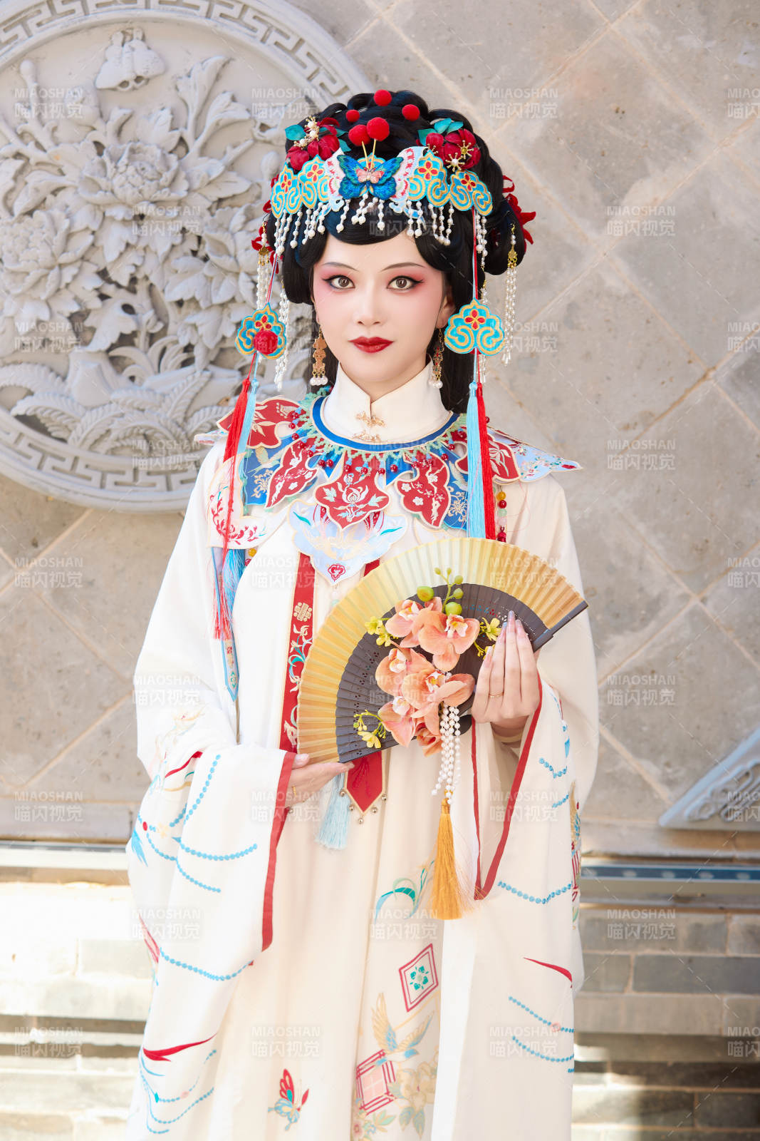 身穿國潮戲曲服飾裝扮手拿花扇的中國美女