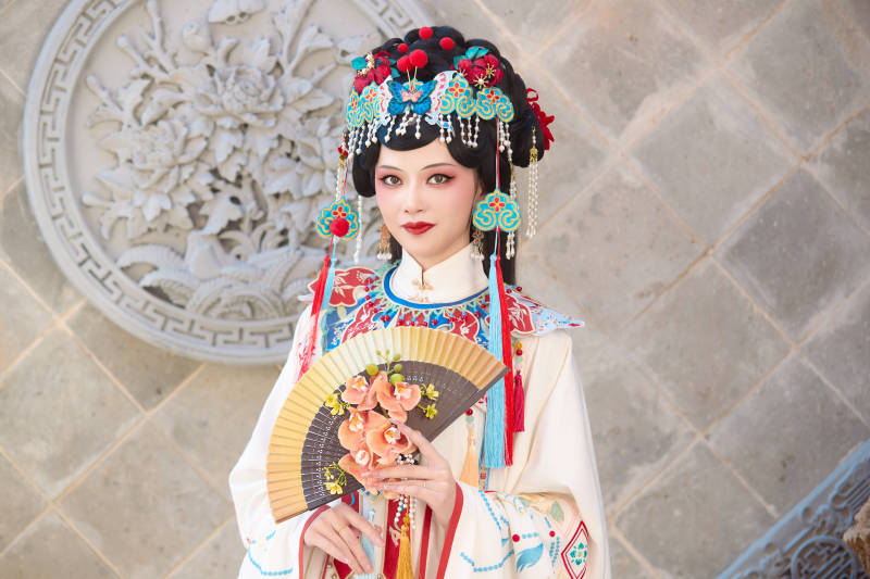 身穿国潮戏曲服饰装扮手拿花扇的中国美女