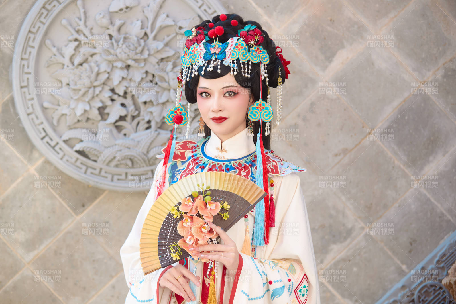 身穿国潮戏曲服饰装扮手拿花扇的中国美女