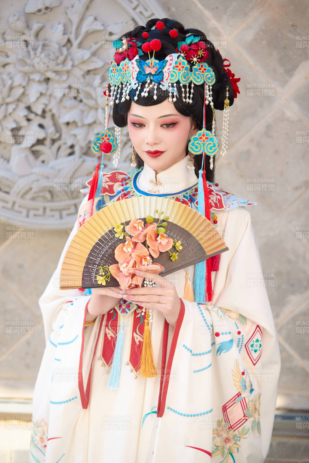 身穿國潮戲曲服飾裝扮手拿花扇的中國美女