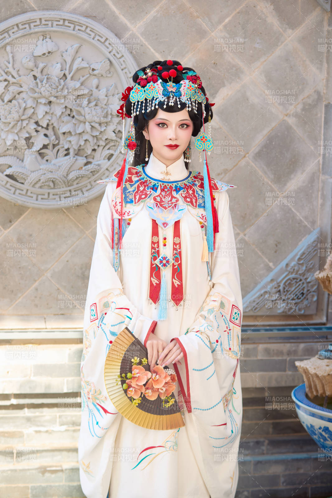 身穿國潮戲曲服飾裝扮手拿花扇的中國美女