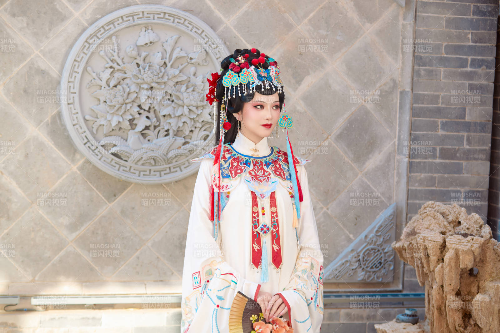 身穿國潮戲曲服飾裝扮手拿花扇的中國美女