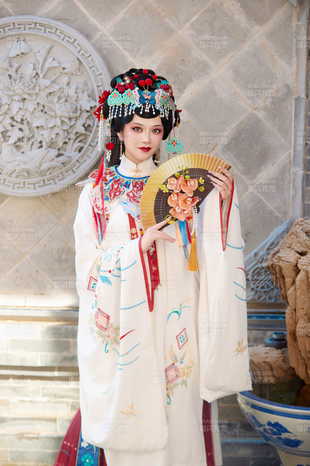 身穿國潮戲曲服飾裝扮手拿花扇的中國美女