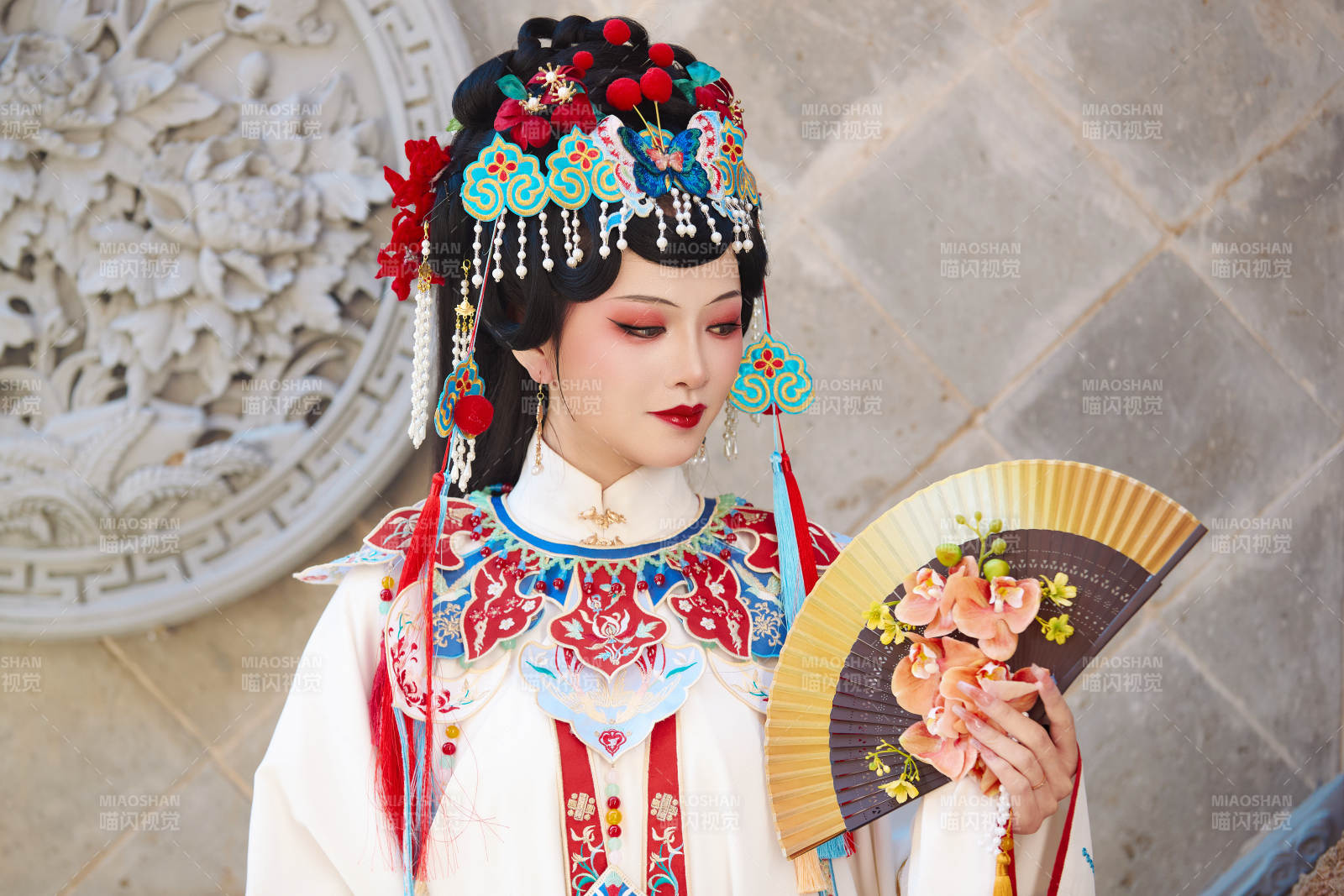 身穿國潮戲曲服飾裝扮手拿花扇的中國美女