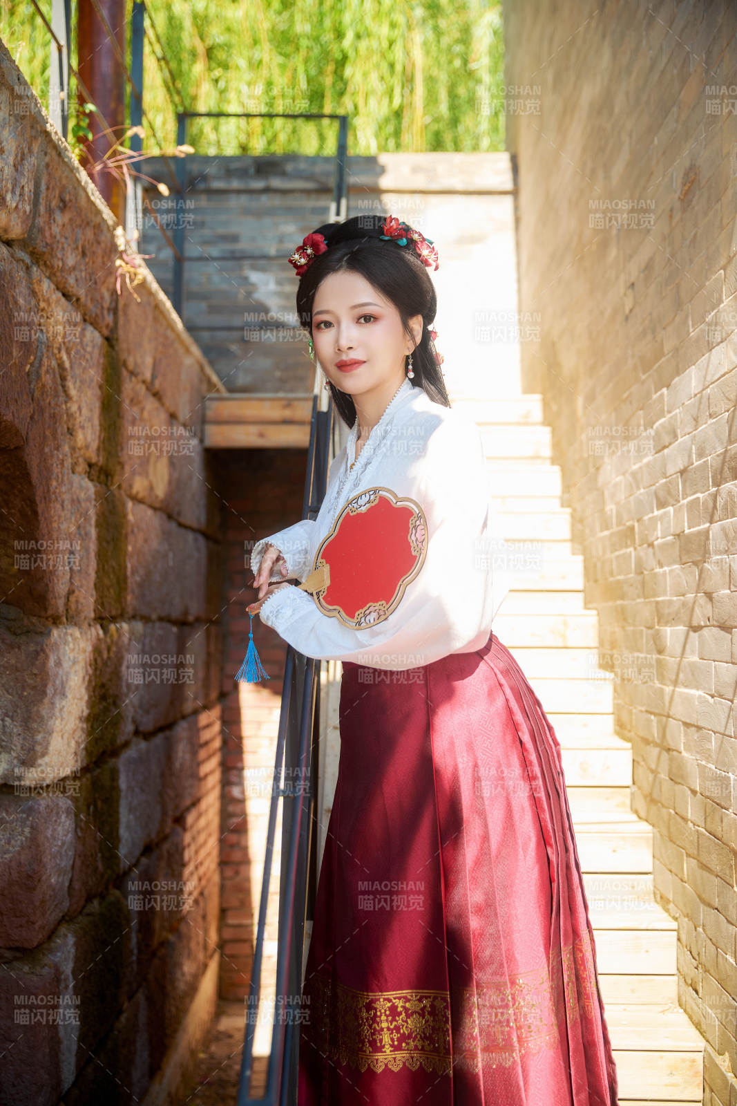 穿著中國(guó)漢族服飾馬面裙的東方女性