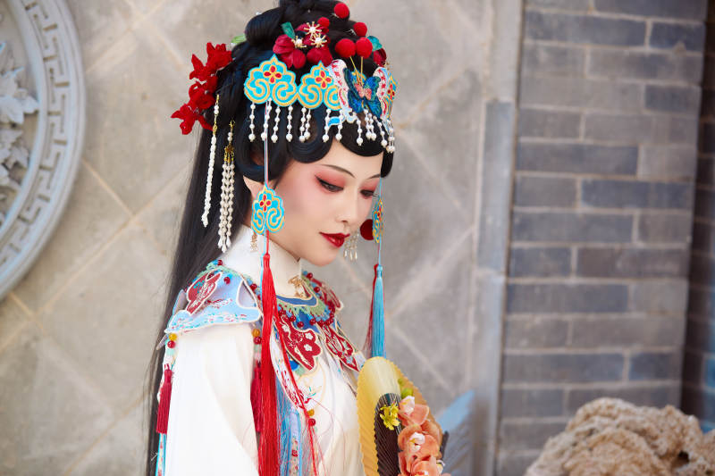 身穿国潮戏曲服饰装扮手拿花扇的中国美女