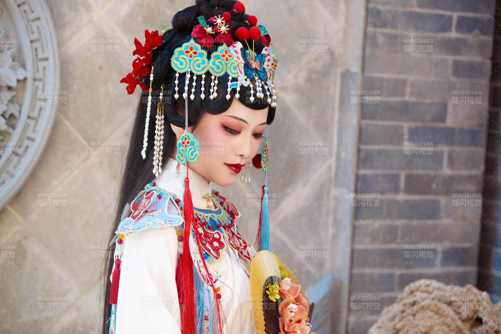 身穿国潮戏曲服饰装扮手拿花扇的中国美女