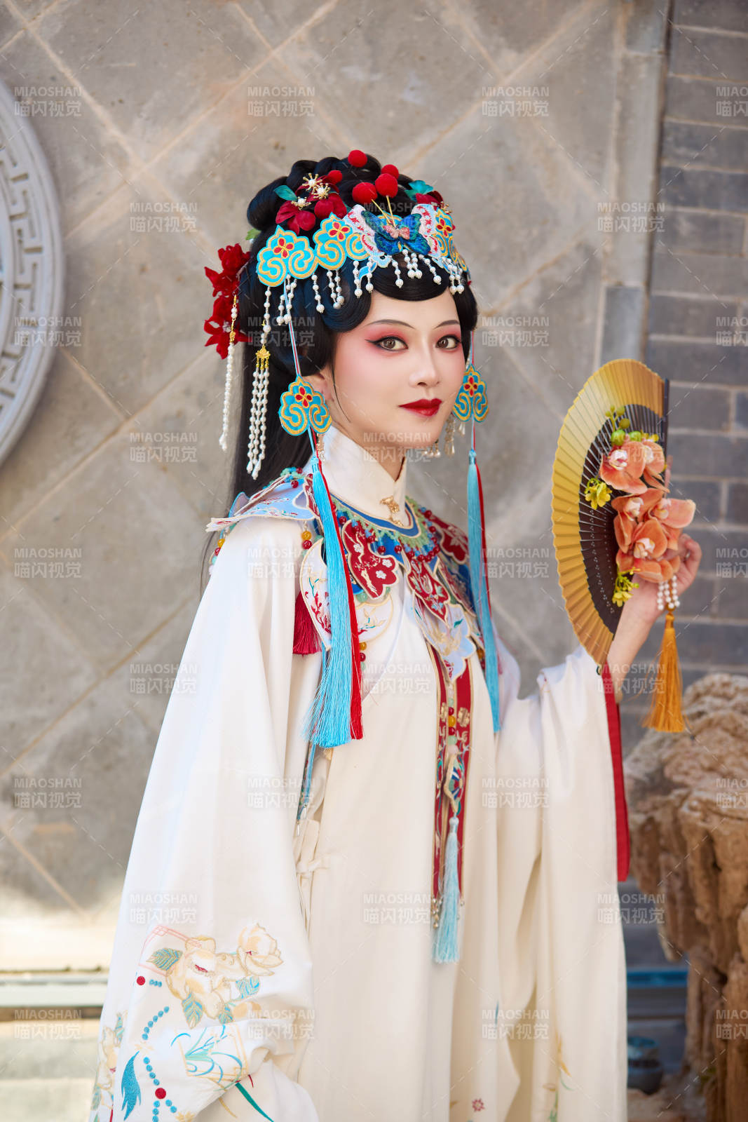 身穿國潮戲曲服飾裝扮手拿花扇的中國美女