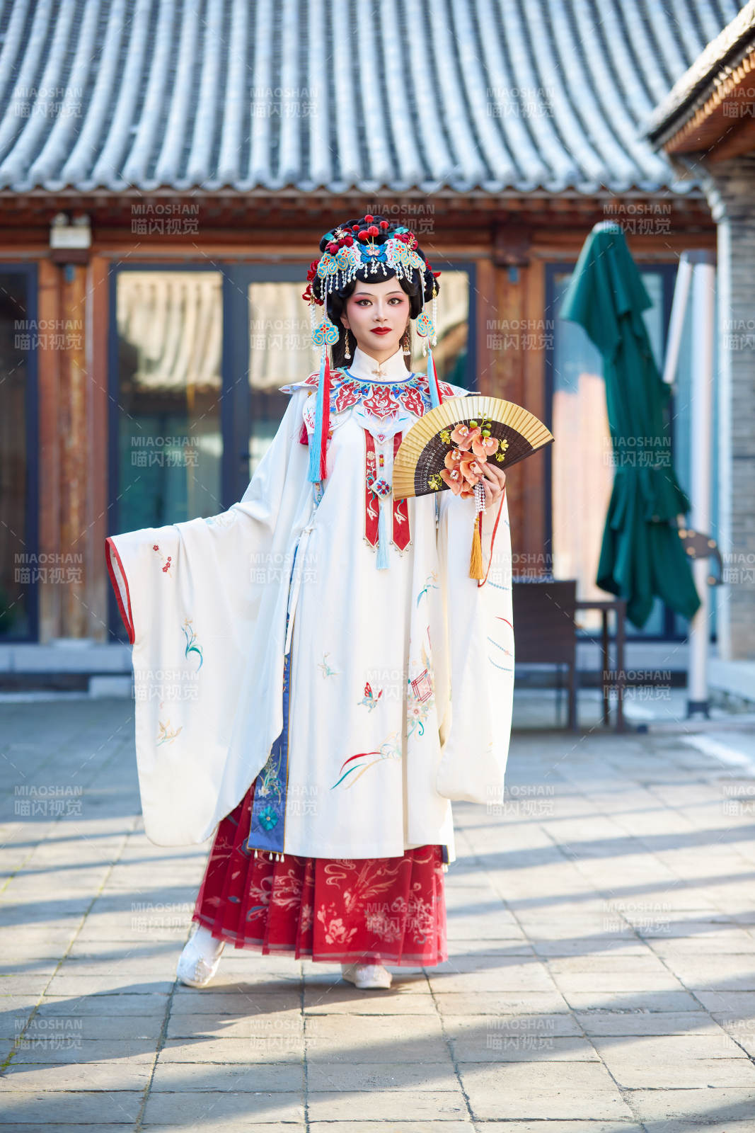 身穿國潮戲曲服飾進行表演的中國美女