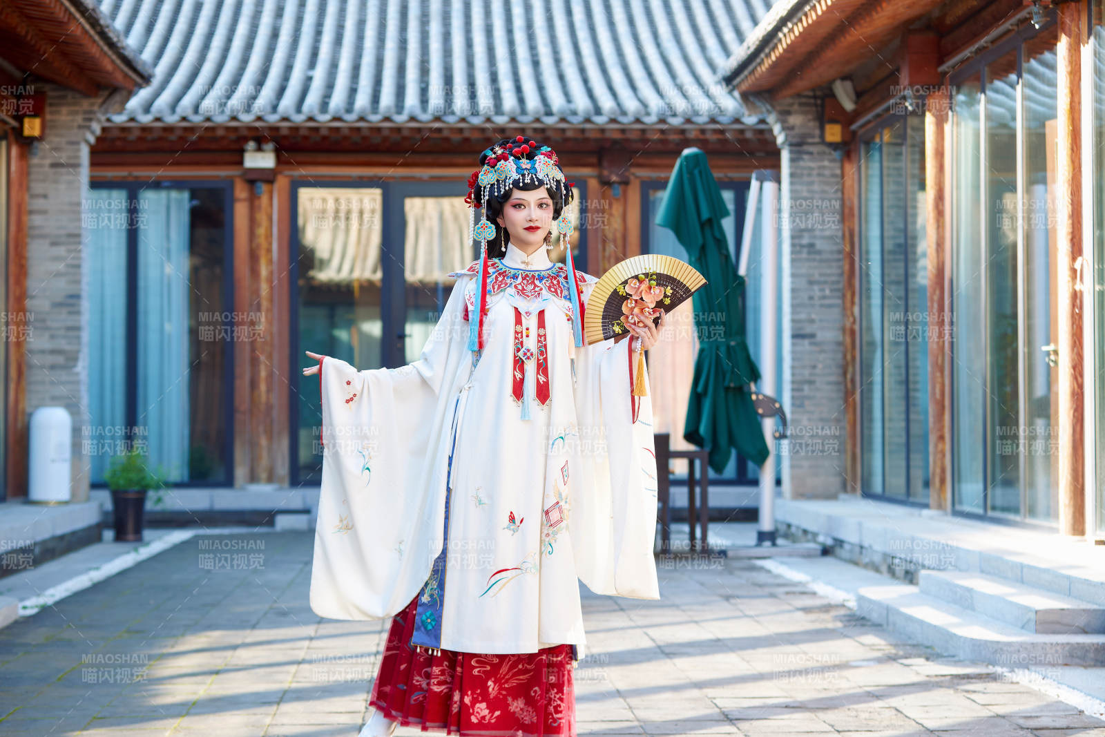 身穿國潮戲曲服飾進行表演的中國美女