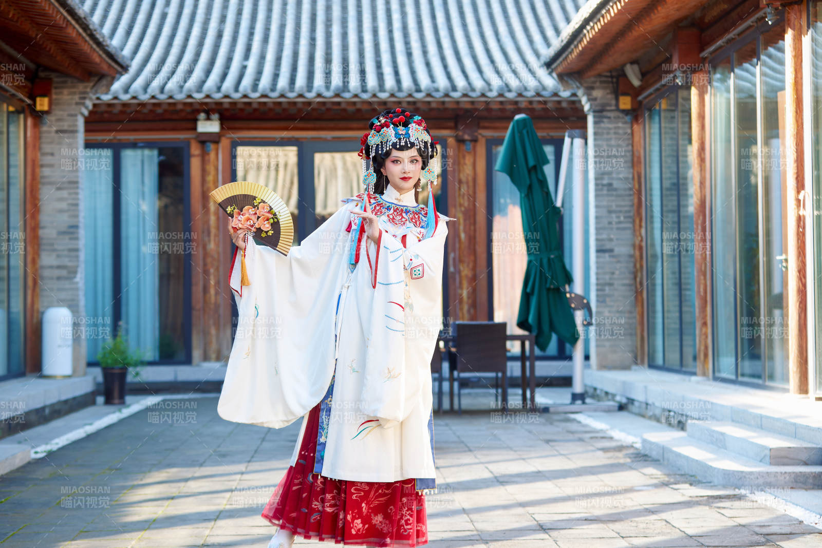 身穿國潮戲曲服飾進行表演的中國美女