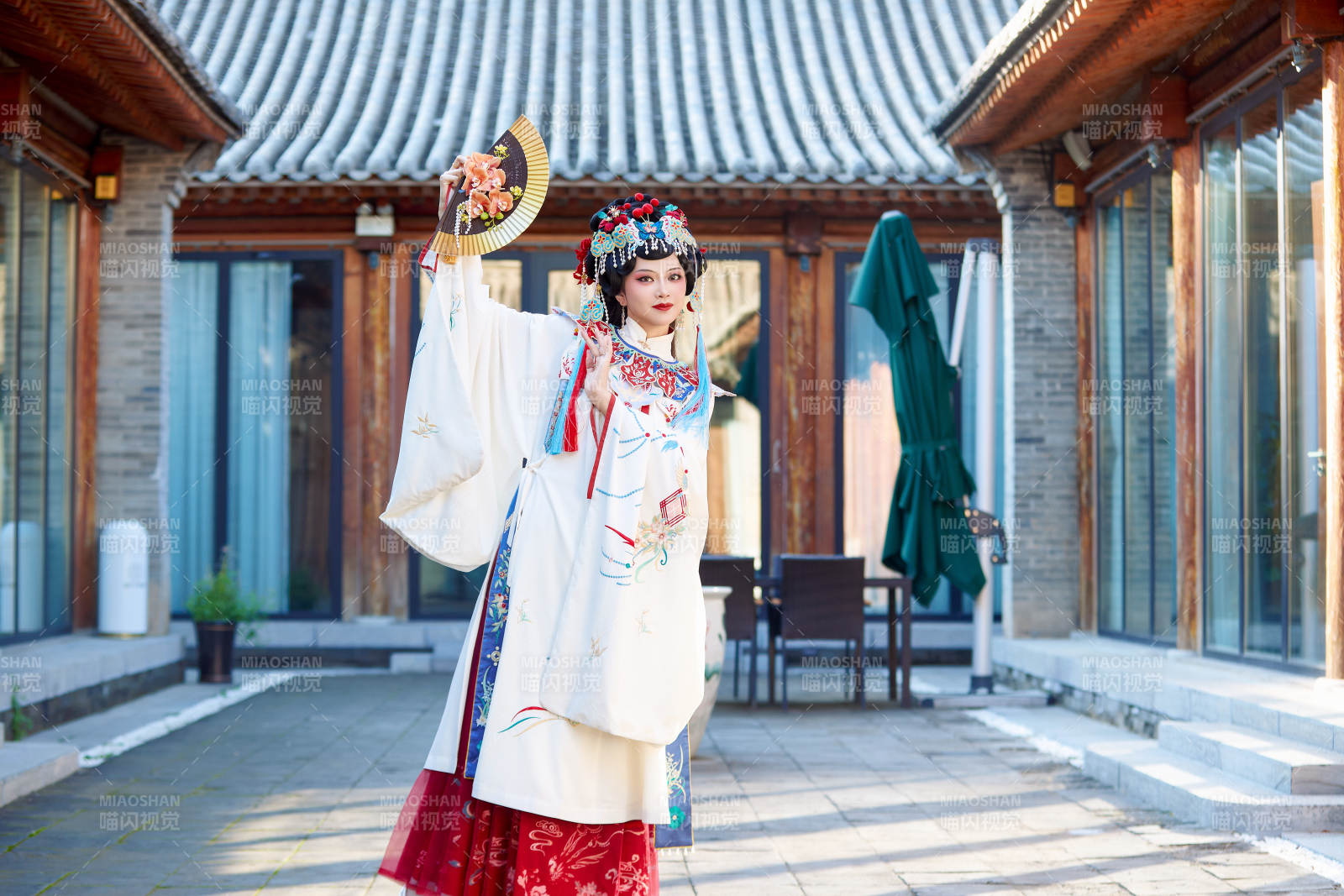 身穿國潮戲曲服飾進行表演的中國美女