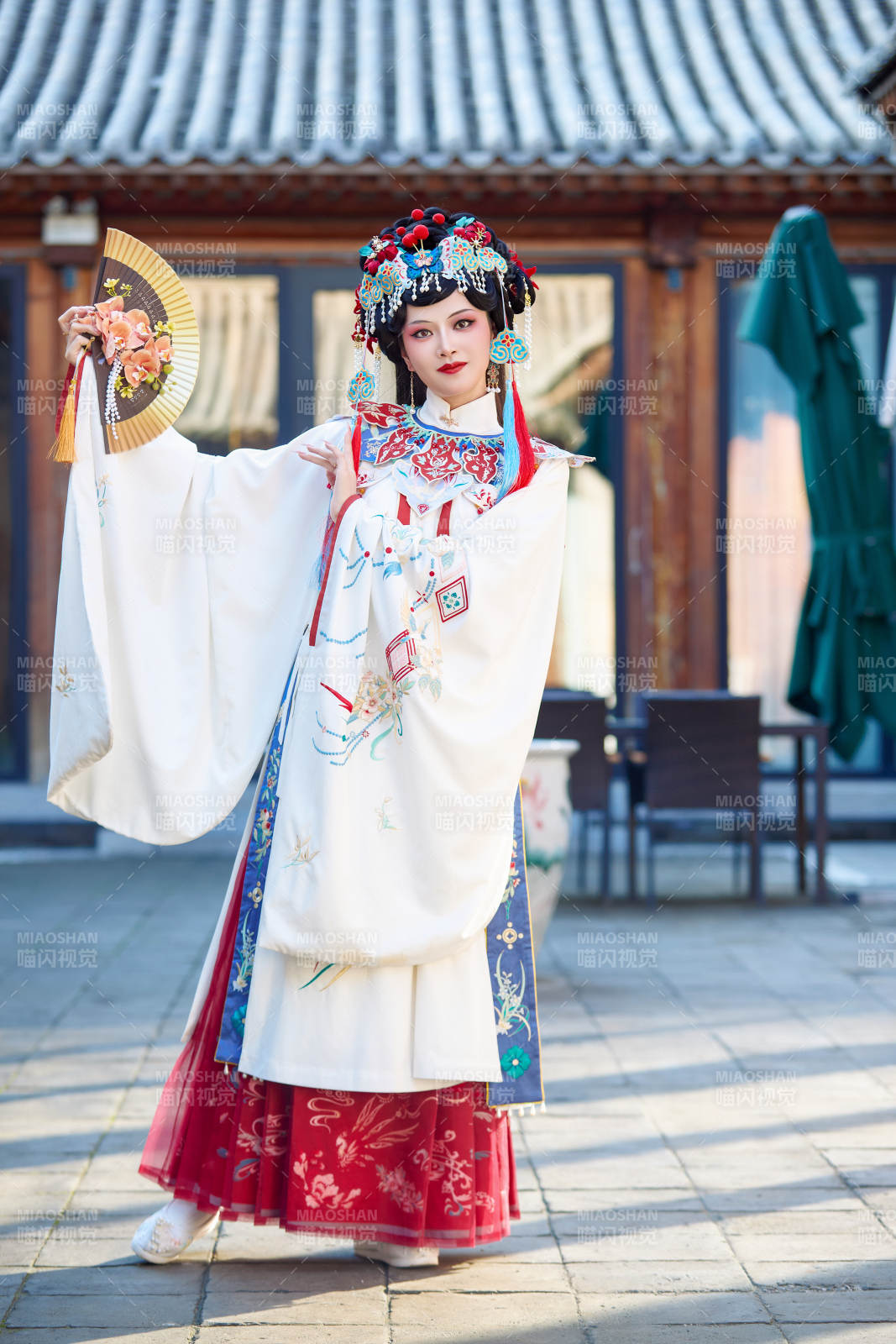 身穿國潮戲曲服飾進行表演的中國美女