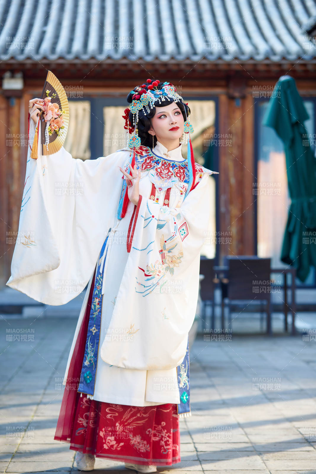 身穿國潮戲曲服飾進行表演的中國美女