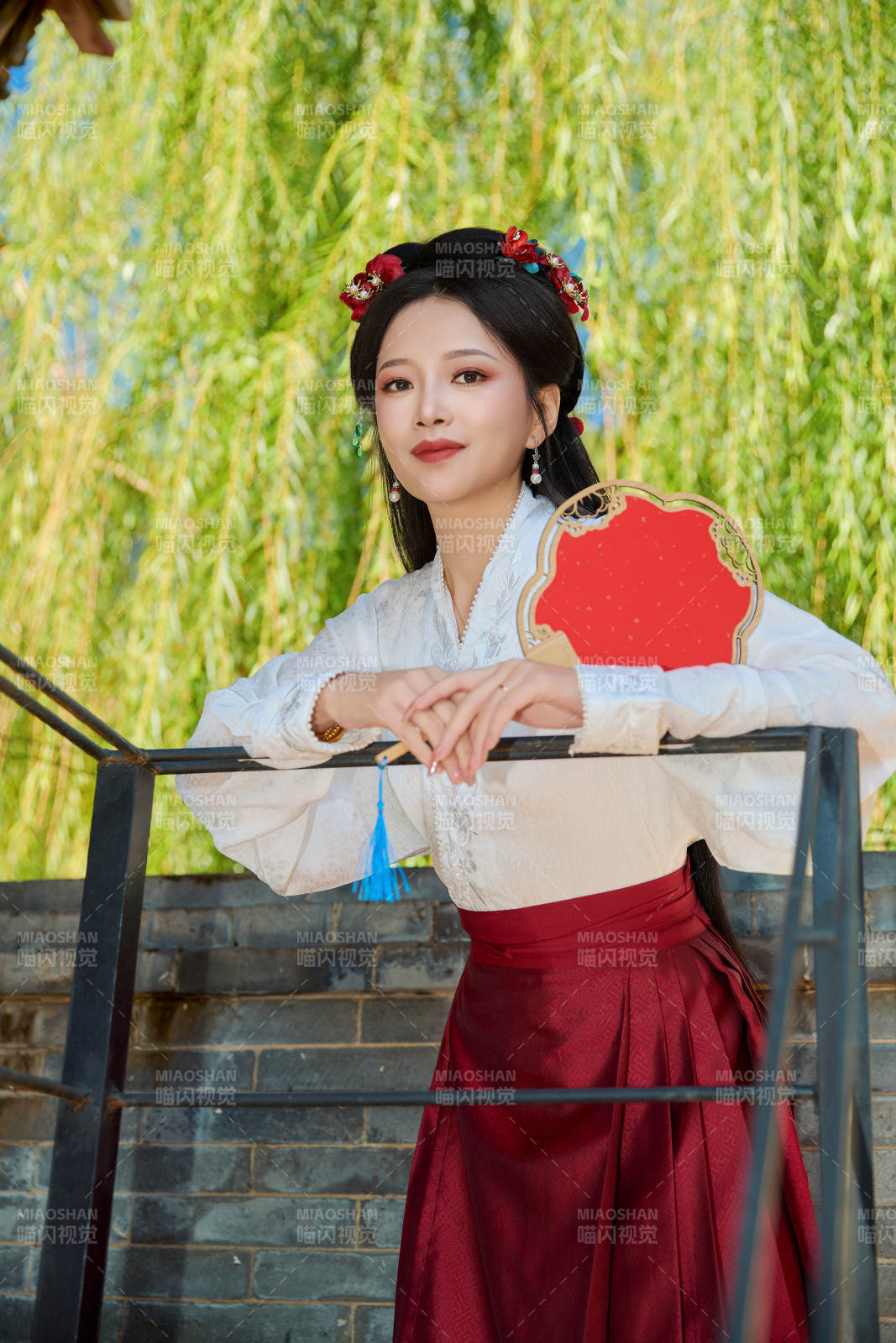 穿著中國漢族服飾馬面裙的東方女性