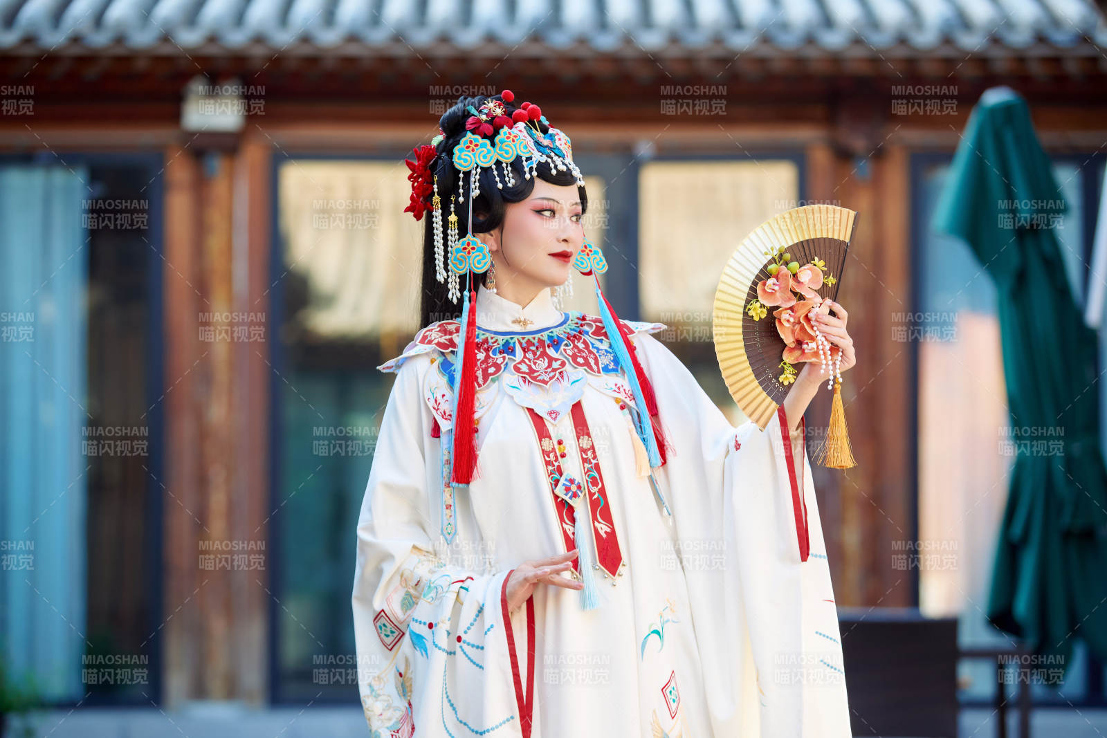 身穿國潮戲曲服飾進行表演的中國美女