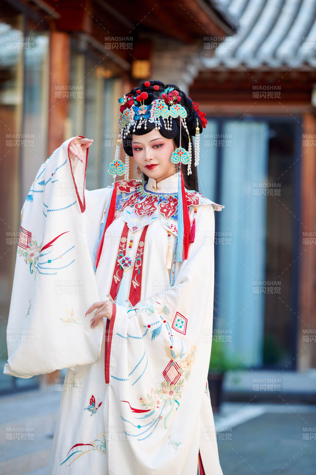 身穿國潮戲曲服飾進行表演的中國美女