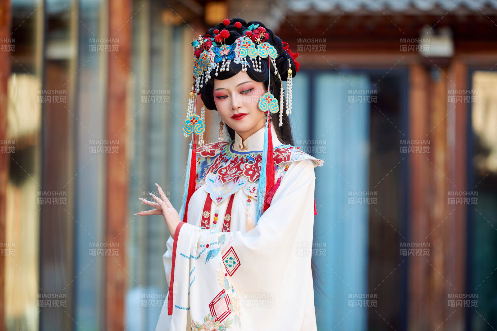 身穿国潮戏曲服饰进行表演的中国美女