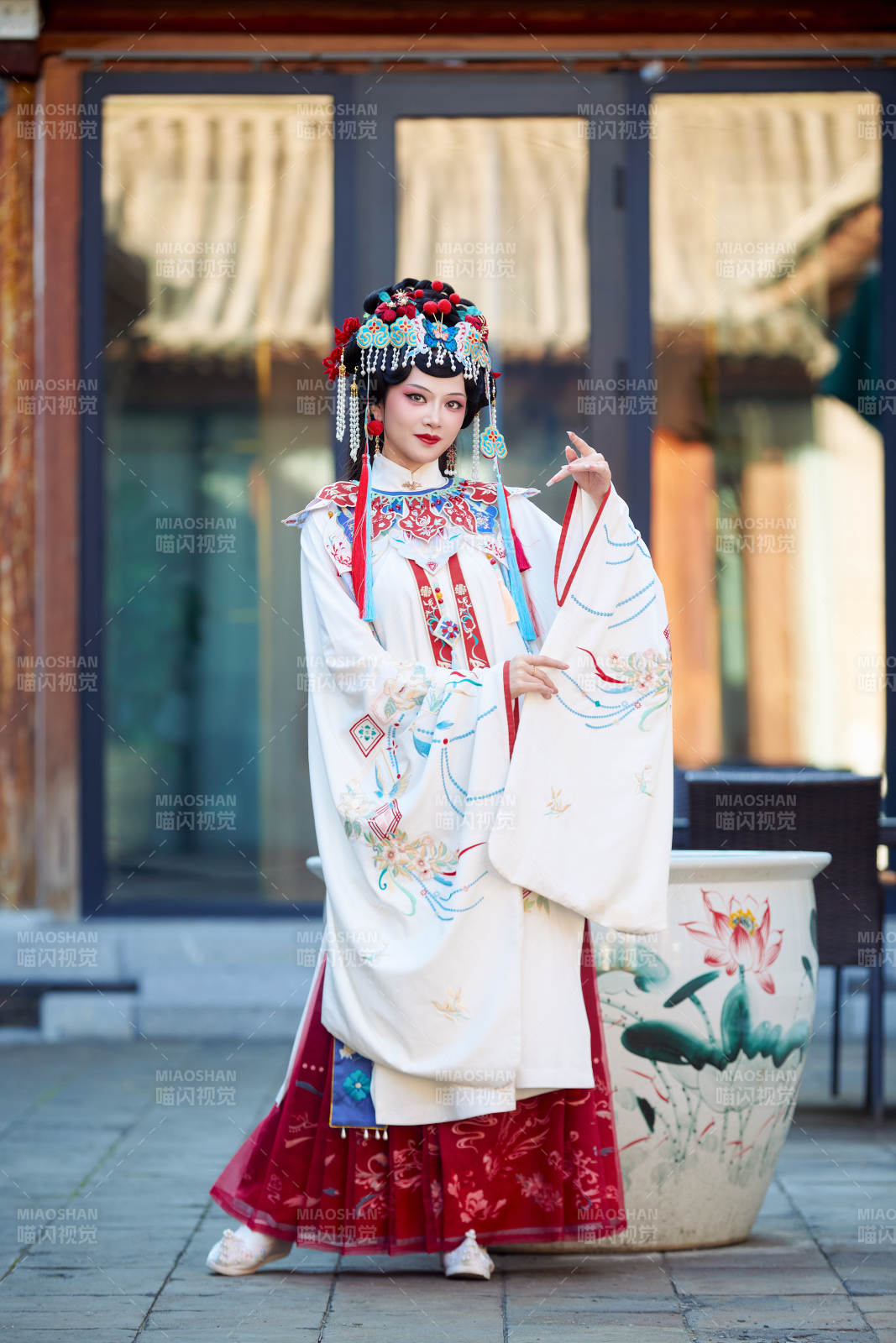 身穿國潮戲曲服飾進行表演的中國美女