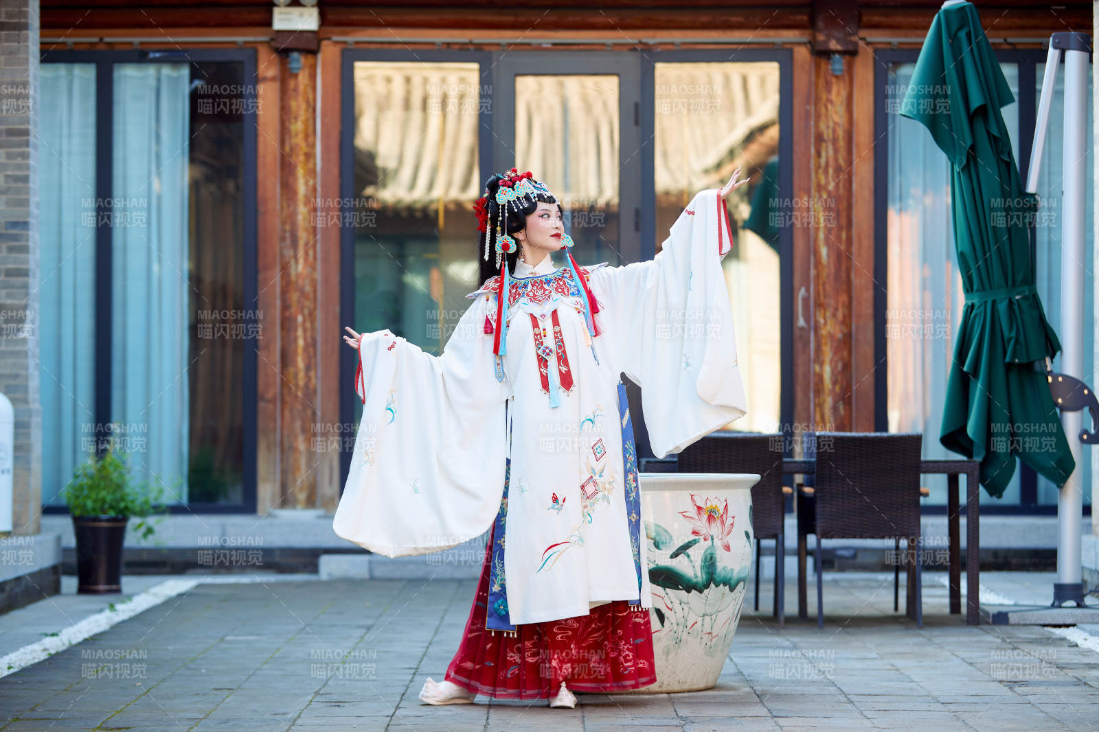 身穿國潮戲曲服飾進行表演的中國美女