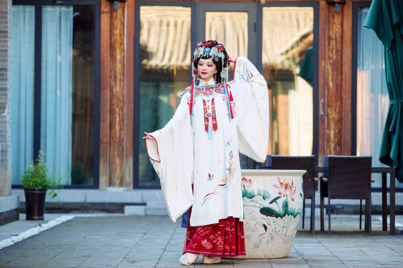 身穿国潮戏曲服饰进行表演的中国美女