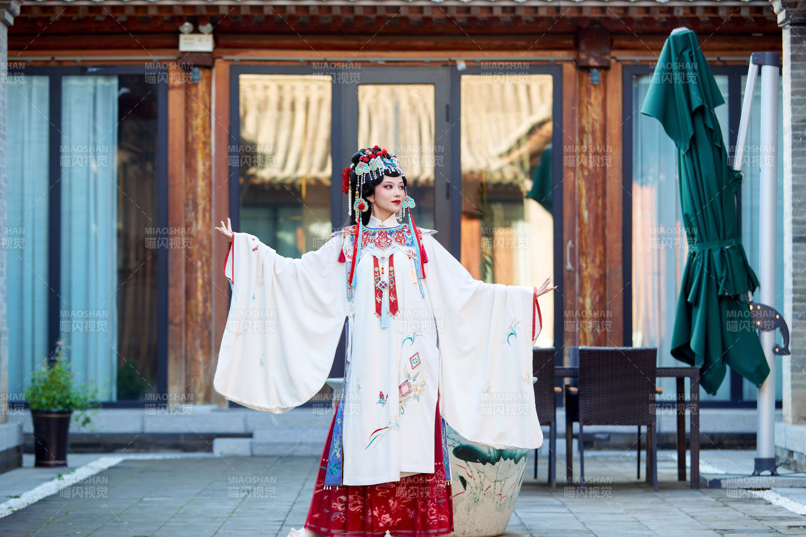 身穿國潮戲曲服飾進(jìn)行表演的中國美女